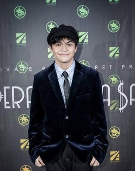 Dewayde Robson Dizon as Floyd Laurel