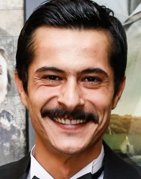 İsmail Hacıoğlu as Serkan