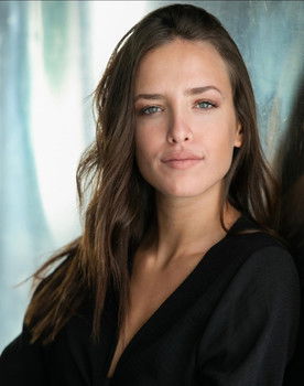 Christina Gkioka as Thea