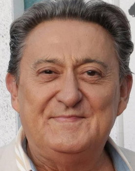 Mariano Peña as Mauricio