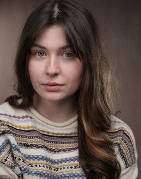 Amelie Williams as Roxanne