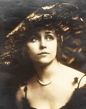 Florence La Badie as Marie
