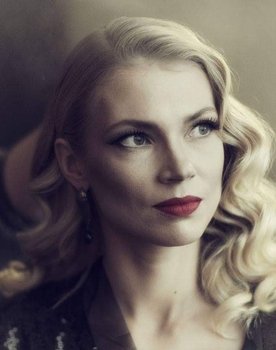 Liisu Krass as Woman