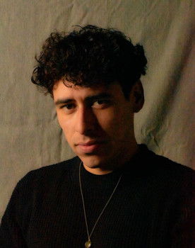 Julian André as Young Richard