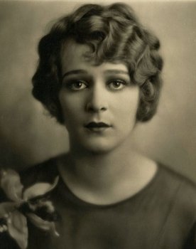 Marguerite De La Motte as Constance