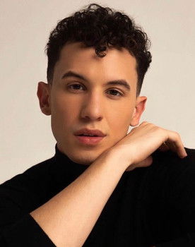 Eduardo Camilo as Henrique