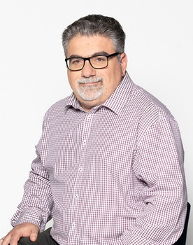 Mihalis Tsohos as Εκφωνητής