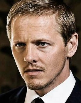 Thure Lindhardt as Postbud