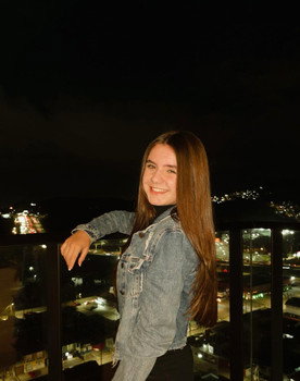 Giovanna Santana as Adolescente 1