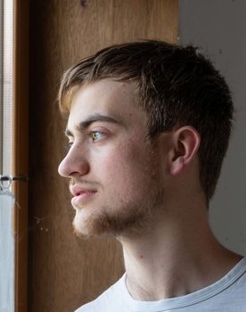Louis Deprez as Owen