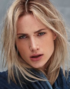 Ana Hartmann as Mônica