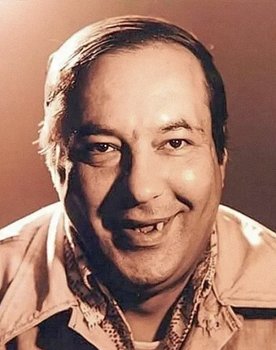 Mete İnselel as Nuri