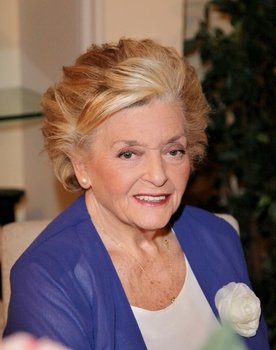 Marisa Porcel as Doña Pili, la vecina