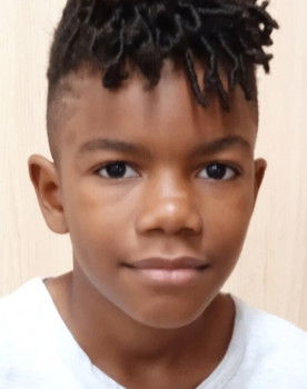 Raphael Raposo as Alec (Young)