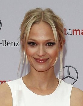 Mavie Hörbiger as Rotkäppchen