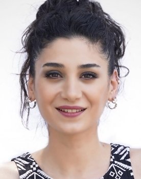 Sitare Akbaş as 