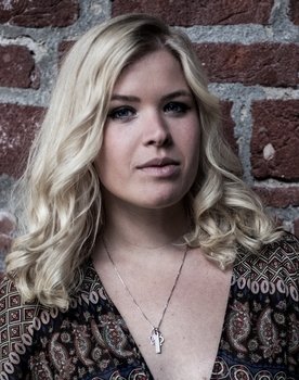 Lisa Lystam as backing vocals