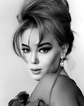 Edy Vessel as Cléo Santelli (singer)