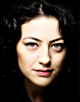 Nergis Öztürk as Sona