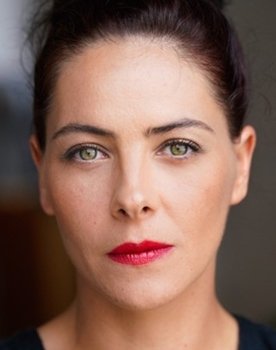 Julie Seebacher as La banquière