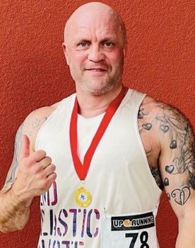 Gary Davidson as Billy Foster