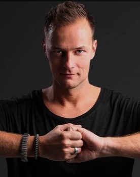 Yves Van Geertsom as Self