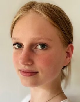 Anna Loeffen as Sophie