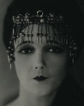 Jetta Goudal as Madame Momora