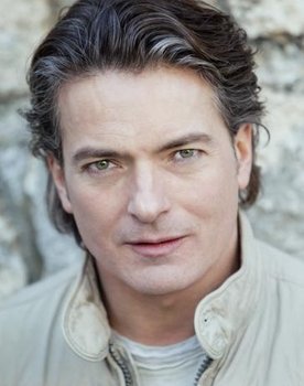 Pascal Breuer as James Belbroughton