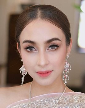 Katreeya English