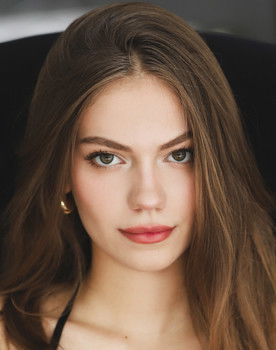 Doğa Dörtdoğan as Mina