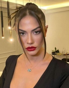 Demet Özdemir as Aslı