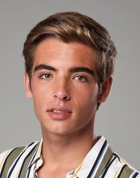 Gustavo Alves as Vini Paraná