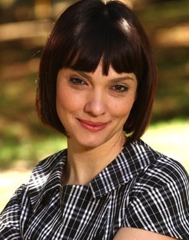 Cynthia Falabella as Lúcia