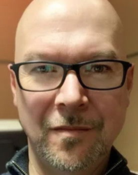 Niall Ó Sioradáin as Innealtóir Fuaime