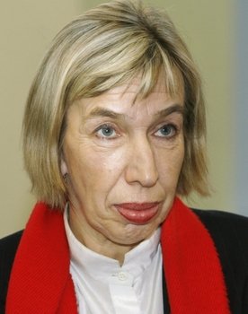 Anne Paluver as 