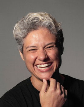 Dani Cozendey as Laura