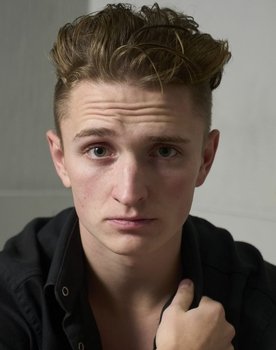 Artyom Bolshunov as Anton