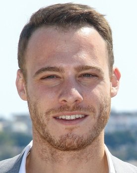 Kerem Bürsin as Andy Flynn