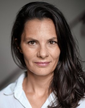 Anja Signitzer as Karo Eisner