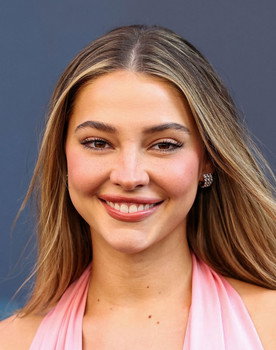 Madelyn Cline as Chloe