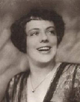 Senta Söneland as Frau Ziesemak