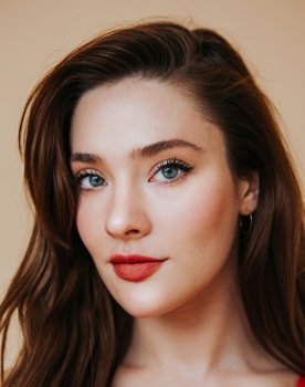 Eva Bourne as Hannah Shannon