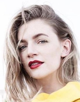 Molly Blixt Egelind as Holdkaptajn