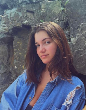 Hannah Stephan as Mia