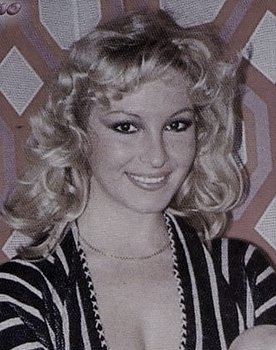 África Pratt as Laura