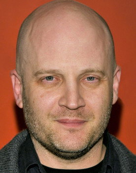 Otto teste e una valigia