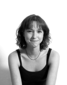 Alina Ares as Carrie
