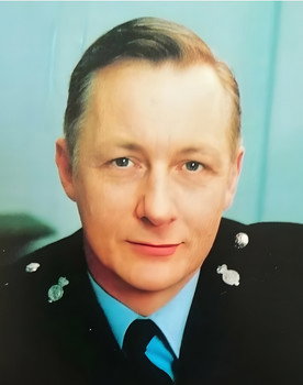 Duncan Bell as Dorking