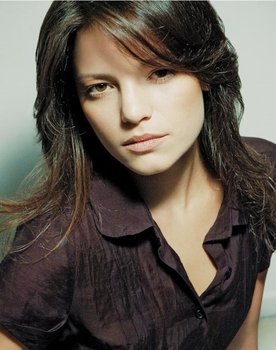 Isabella Grendene as Apresentadora